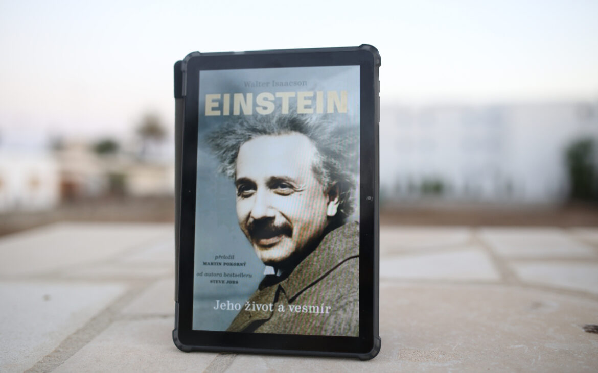 Einstein: Jeho život a vesmír – Walter Isaacson – recenze