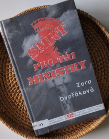 Smrt pro tři ministry - Zora Dvořáková - recenze