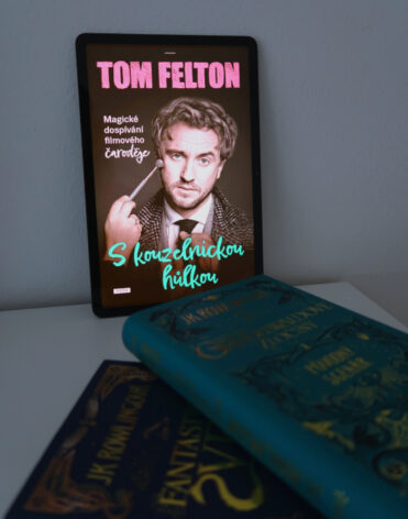 S kouzelnickou hůlkou - Tom Felton - recenze